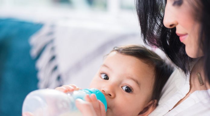 allattamento misto alternato: latte materno e artificiale