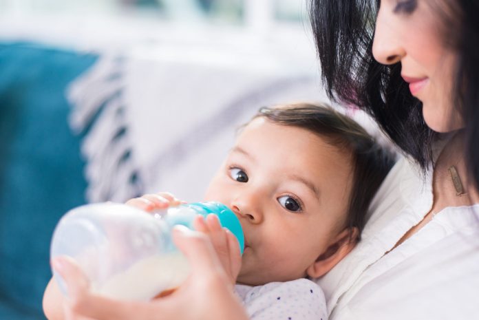 allattamento misto alternato: latte materno e artificiale