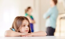 figlia triste genitori che litigano