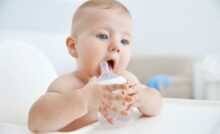 bambino che beve acqua